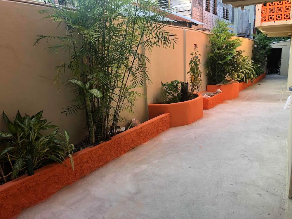 The Bakadeer Inn Belize City Exteriör bild
